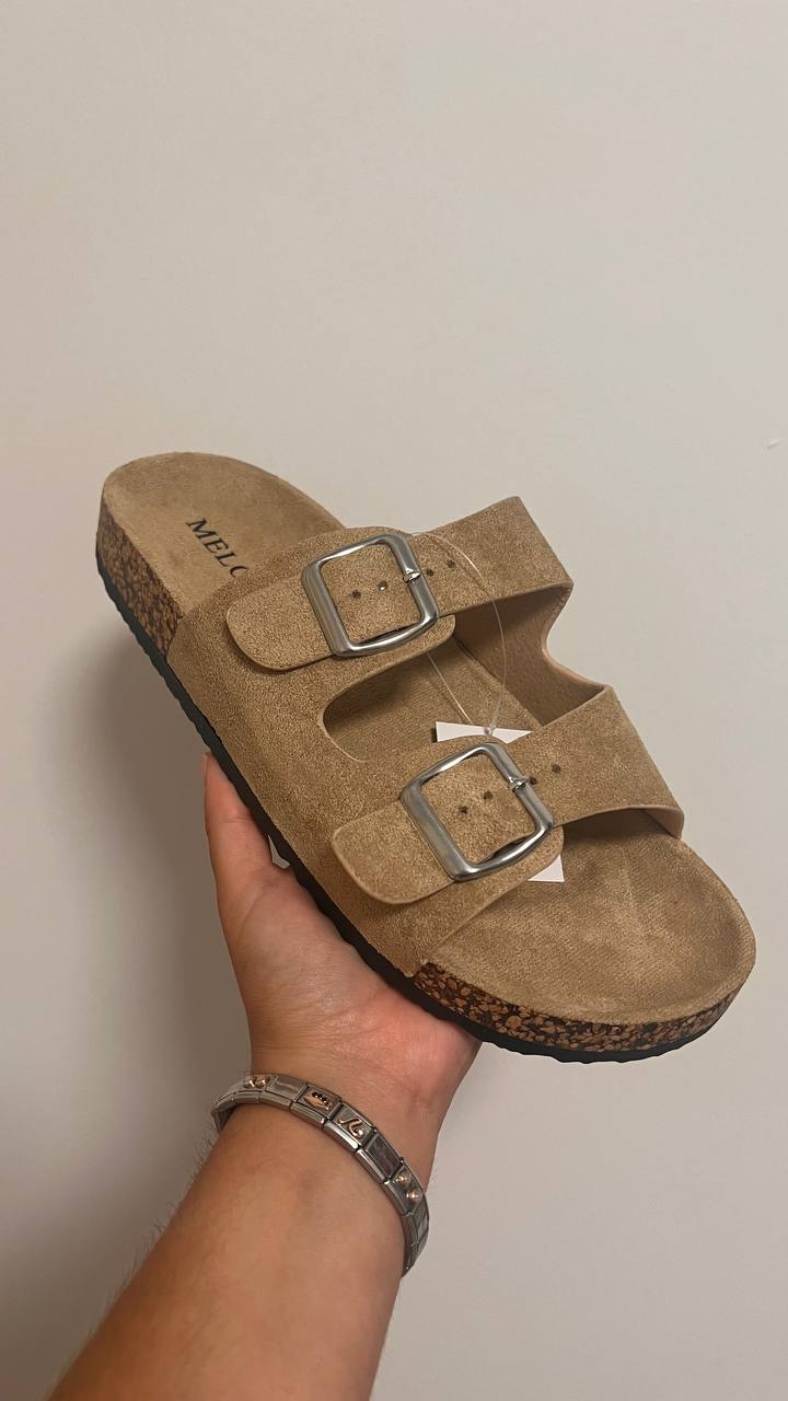 Sandalia doble hebilla camel vista de mano